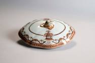 Tureen cover
Porcelain (hard-paste), enamel, gilt
c. 1800