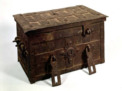 Iron chest
Iron
1650-1750