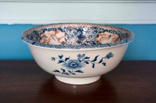 Wash basin
Porcelain (hard-paste), enamel, gilt
1760-1780