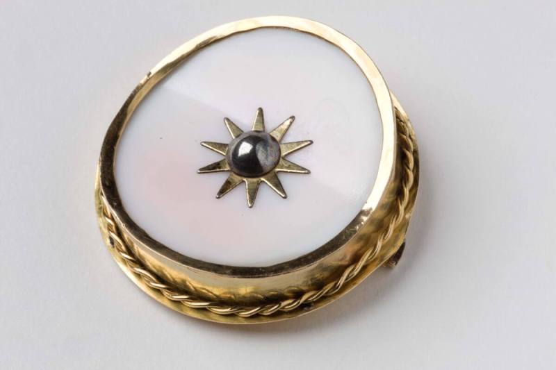 Coat button
Conch shell, glod, silver, copper alloy
c. 1789-1797