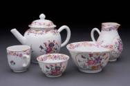 Teapot, milk jug, sugar bowl, tea bowl, teacup
Porcelain (hard-paste), enamel, gilt
1760-1780