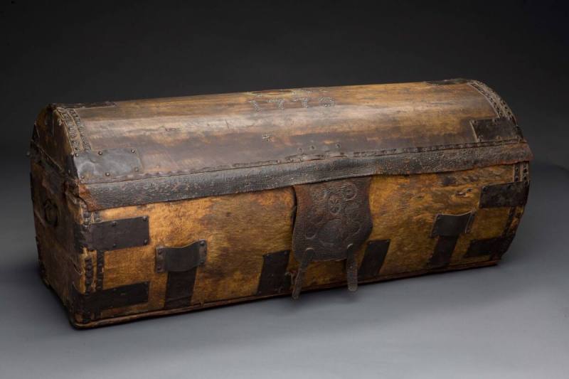 Trunk
Retailer:  John Head, American
Rawhide, wood, leather, iron, linen, copper
1775-1776