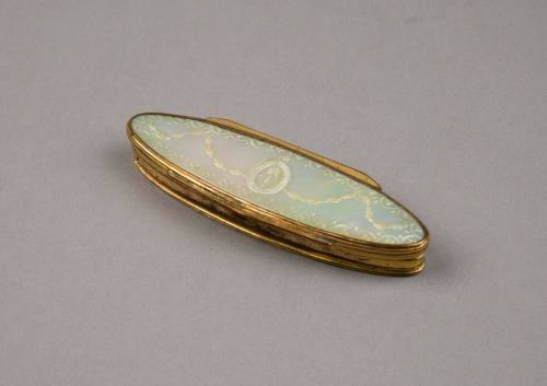 Snuff box
Mother-of-pearl, copper alloy, gold
c. 1770-1790