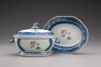 Sauce tureen and lid, tureen stand
Porcelain, enamel, gilt
c. 1784-1785