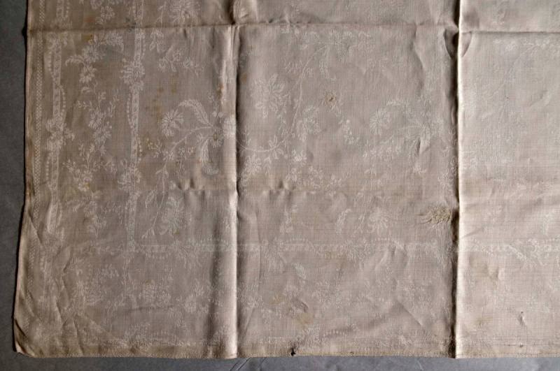 Napkin
Linen
c. 1790-1800