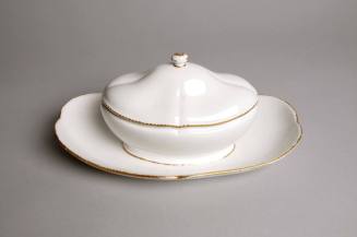 Sugar dish and cover on fixed stand
Maker: Sèvres Porcelain Manufactory
Porcelain (soft paste ...