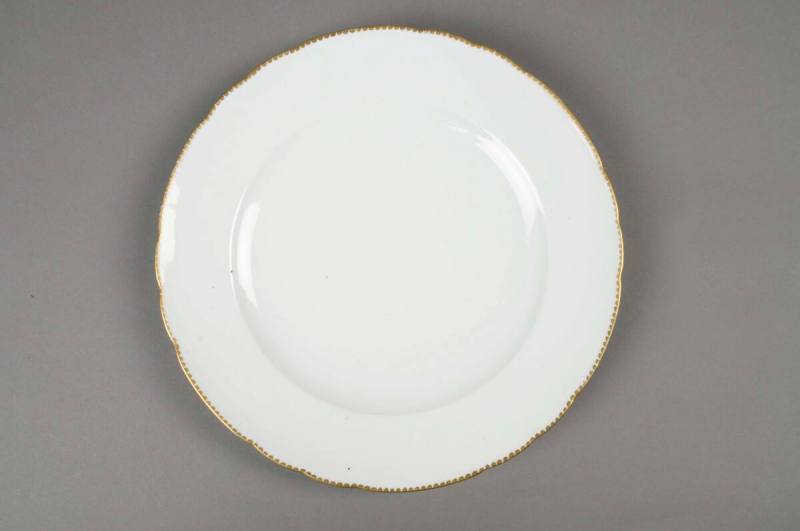 Dinner plate
Maker: Sèvres Porcelain Manufactory
Porcelain (hard paste), gilt
1778-1788