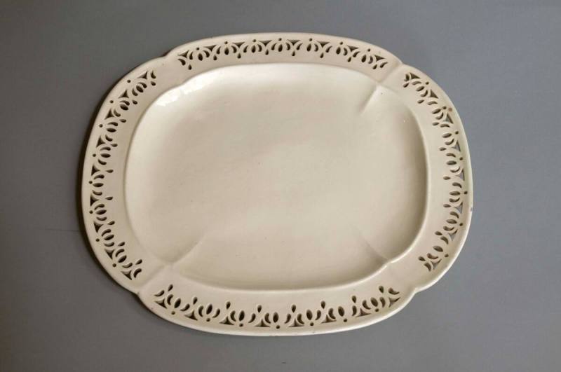 Dish
Earthenware, lead-glazed (creamware)
1850-1950