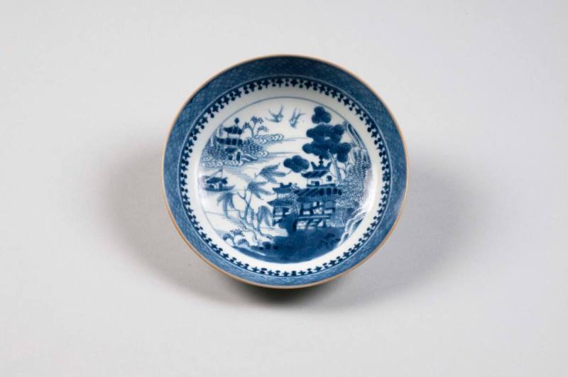 Saucer
Porcelain (hard-paste), gilt
1775-1815