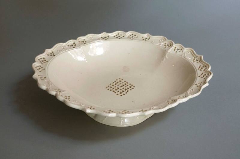 Strawberry dish
Earthenware, lead-glazed (creamware)
1780-1800