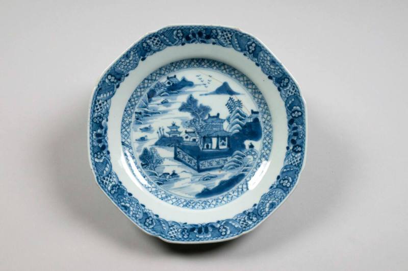 Plate
Porcelain (hard-paste)
1770-1800